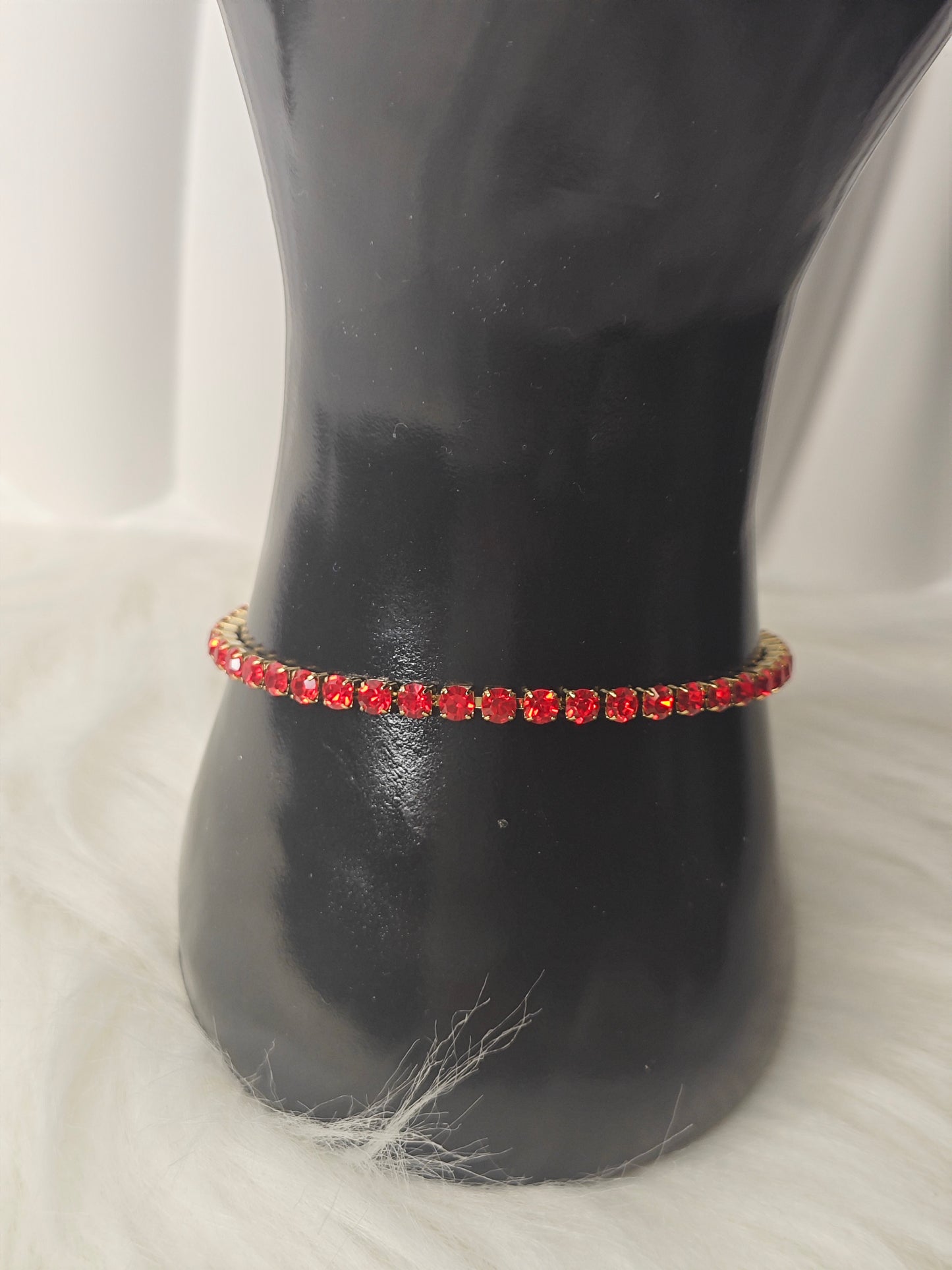 Ruby Glow – 18k Vergoldetes Armband mit roten Strassakzenten