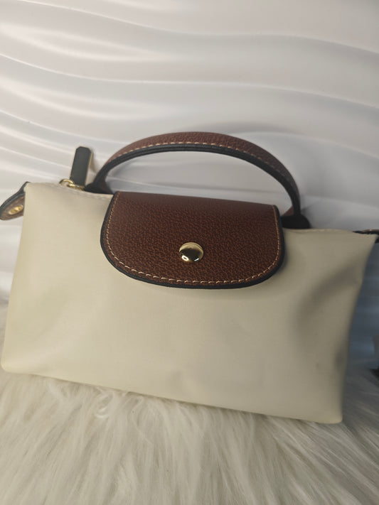 Classic Minimal – Kleine Crossbody Tasche in Off-White mit Lederakzenten