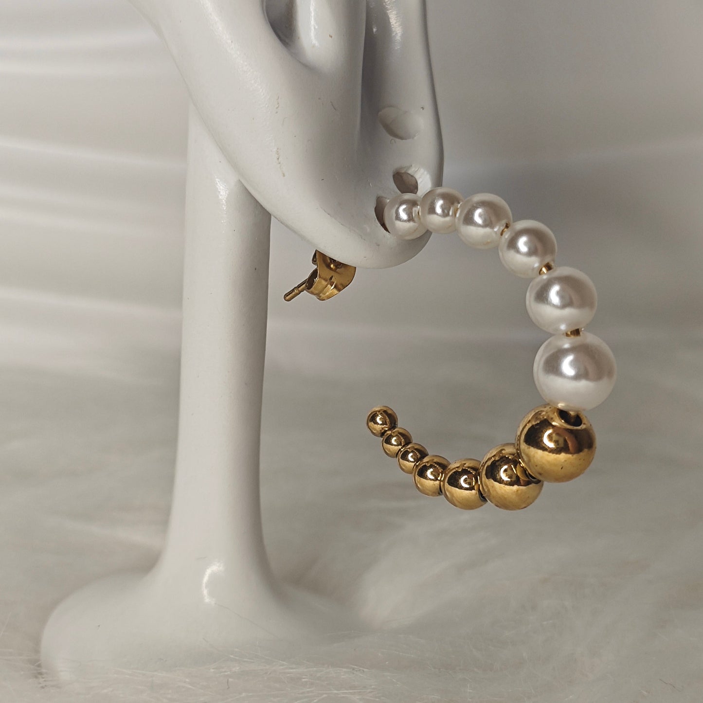 Perla Aura – Vergoldete C-Creolen mit Perlen