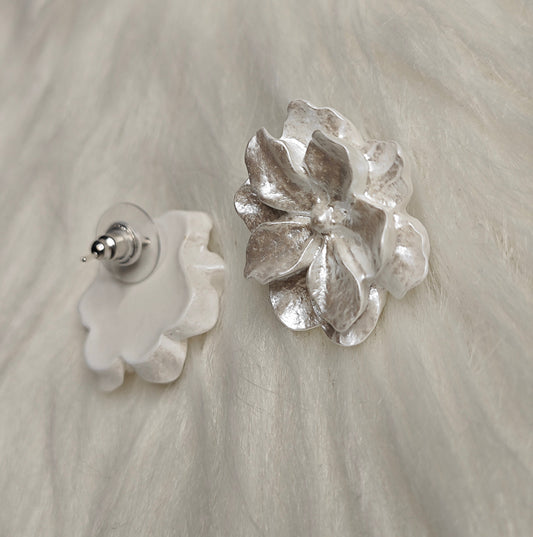 Flora Pearl Ohrringe – florales Design mit Perlenoptik