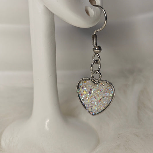 Cuore Stellato – Herz-Ohrringe mit schimmerndem Starry-Sky-Effekt (Silberklar)